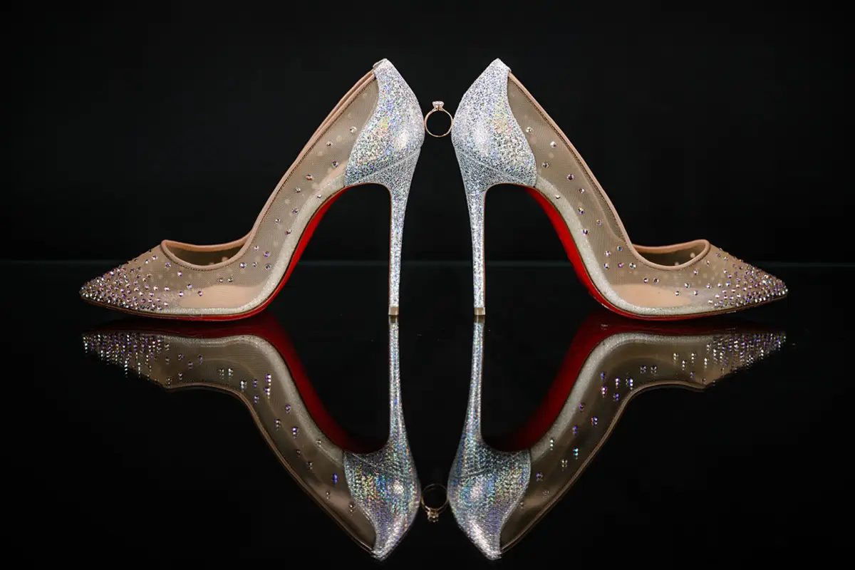 Detail svatebních lodiček Christian Louboutin se zásnubním prstenem, přípravy nevěsty.