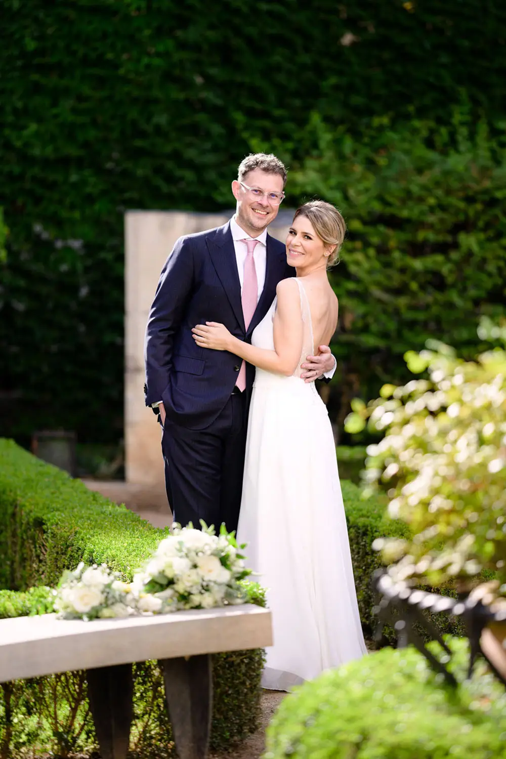 novomanželé v zahradě hotelu Augustine luxury hotel v Praze