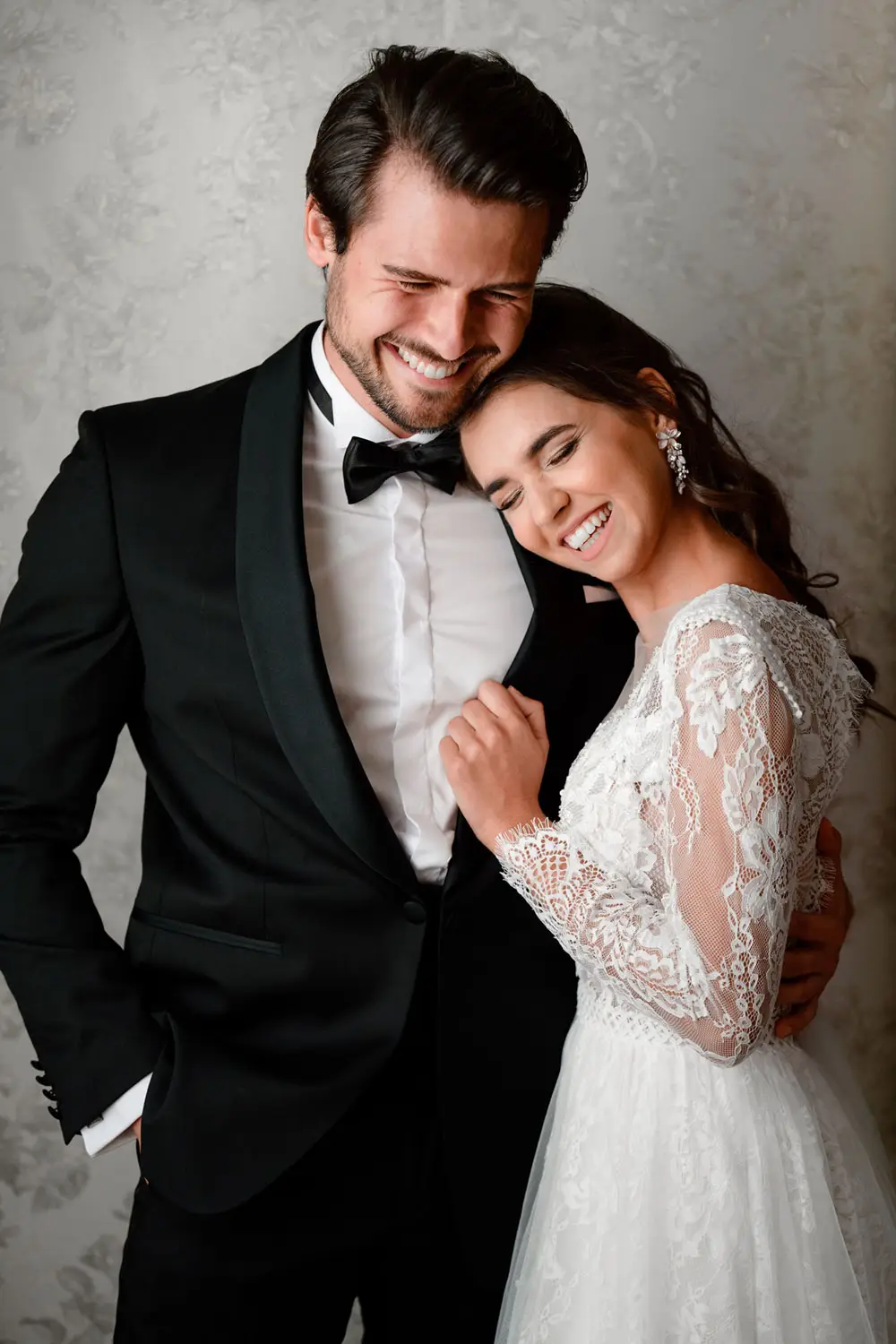 usmívající se novomanželé v objetí