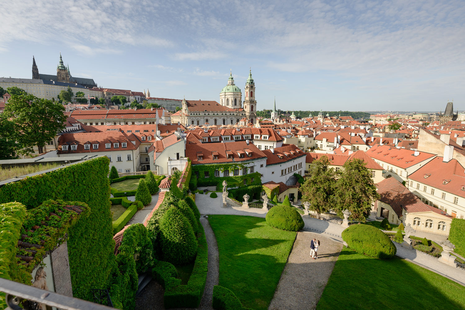 výhled na Pražský hrad a kostel sv. Mikuláše v Praze