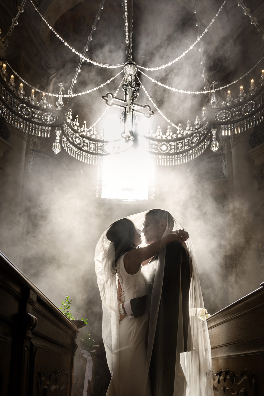 nevěsta a ženich pod svatebním závojem v kostele sv. Mikuláše na Staroměstském náměstí