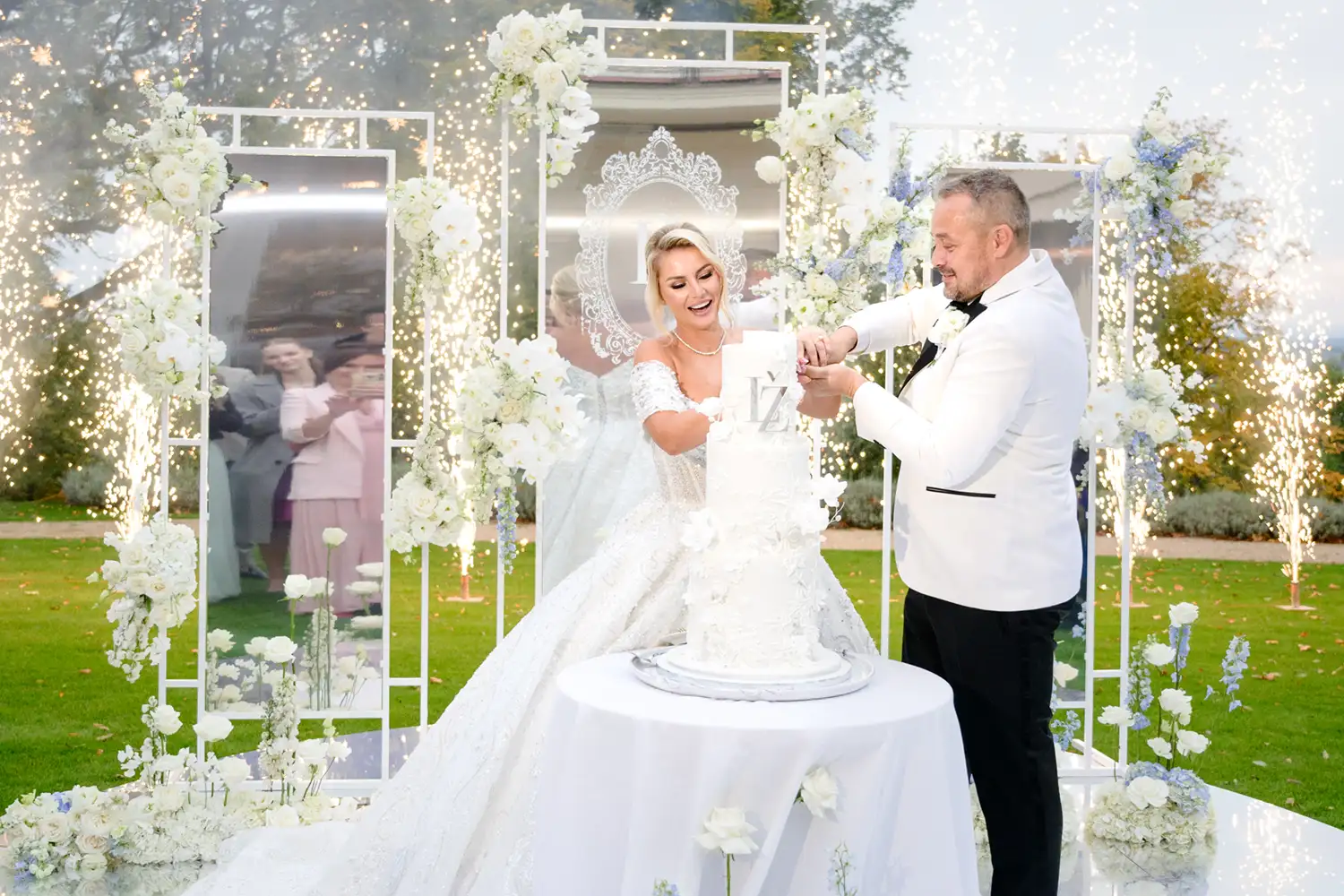 Luxury wedding at Chateau Mcely: cake cutting ceremony by Prague photographer Jindrich Nejedly