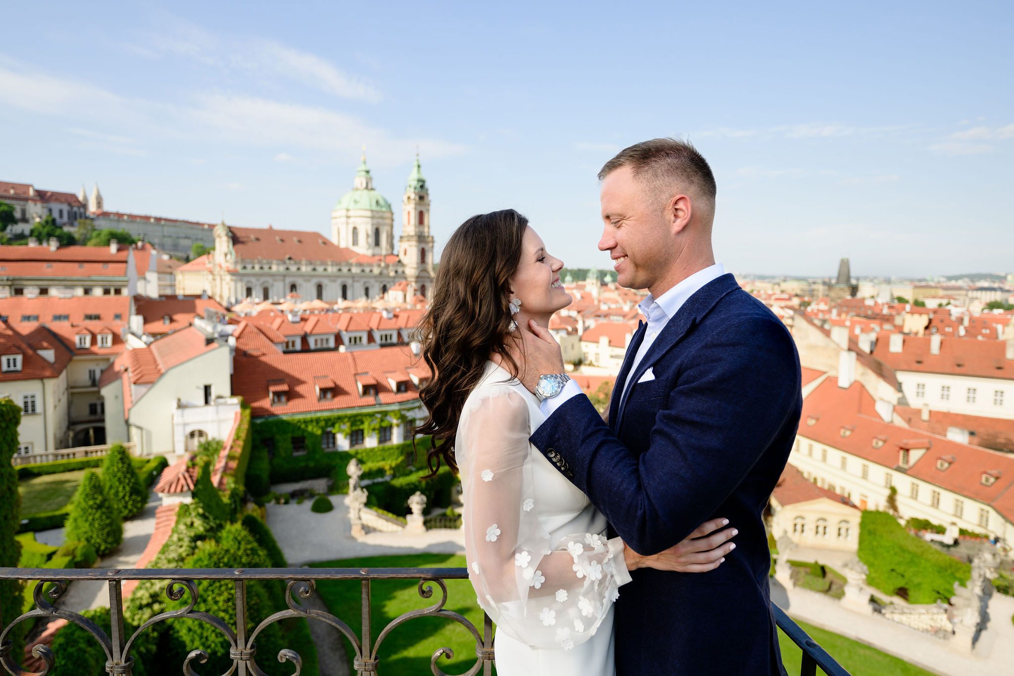 pohled na Prahu při posvatebním focení ve Vrtbovské zahradě