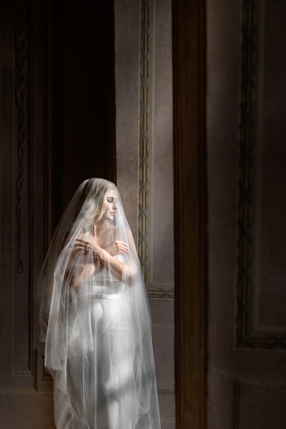 nevěsta ve svatebních šatech na Staré Radnici v Brně