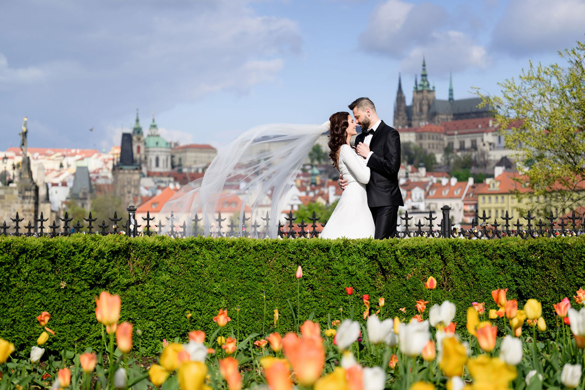 bride and groom in Prague with Prague castle panorama