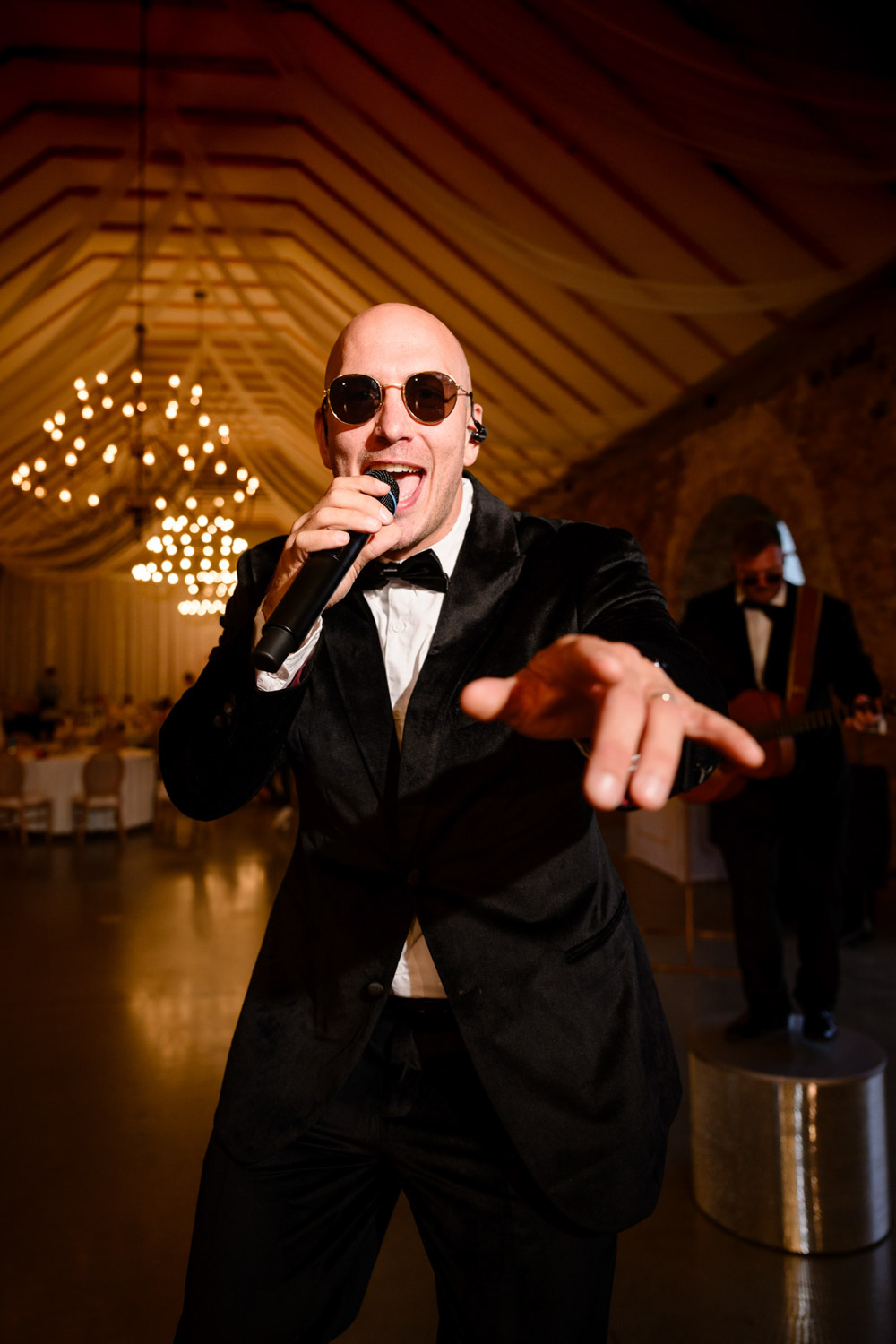 Zpěvák svatební kapely Sound Up Band vystupující během večerní párty Na Kmíně – energická zábava zachycena Jindřich Nejedlý Photography.