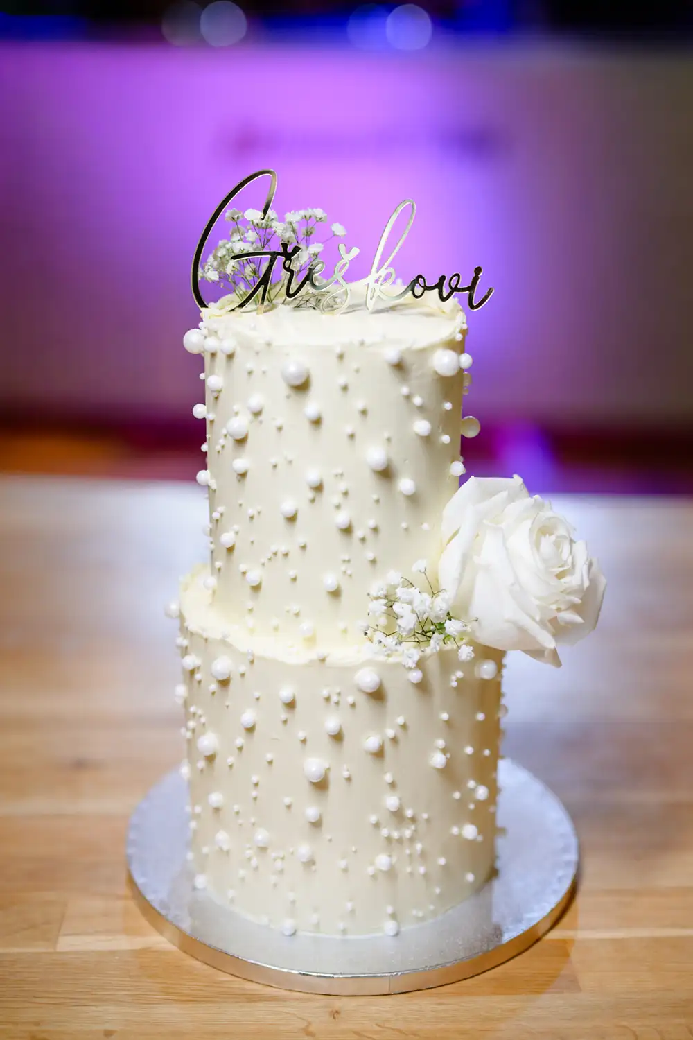 Dvoupatrový svatební dort v Resortu Cattaleya zdobený jemnými perlami