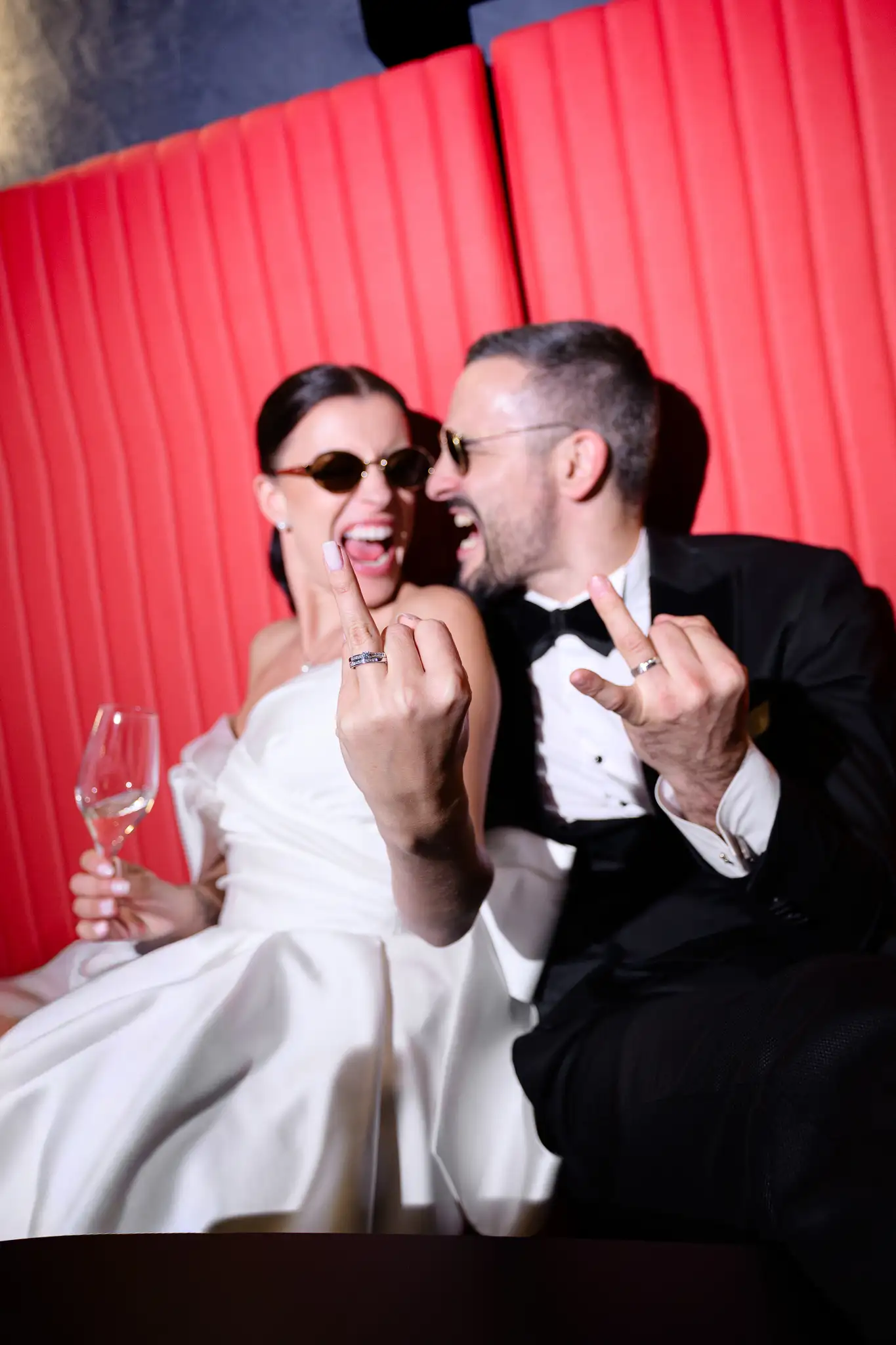 Portrét novomanželů u baru. Moderní svatební editorial Hotel Passage Brno.