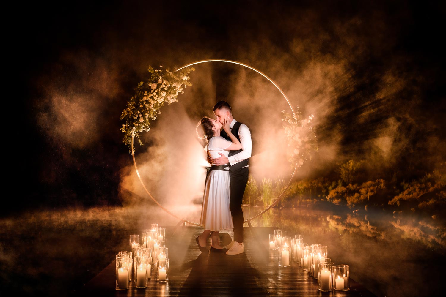 svatební fotograf Brno nevěsta a ženich v noci při svíčkách