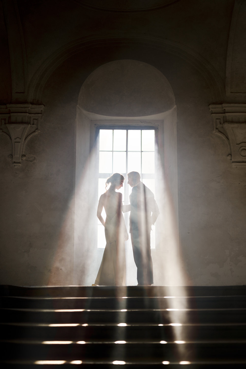 nevěsta s ženichem v záři světla v kostele v Brně