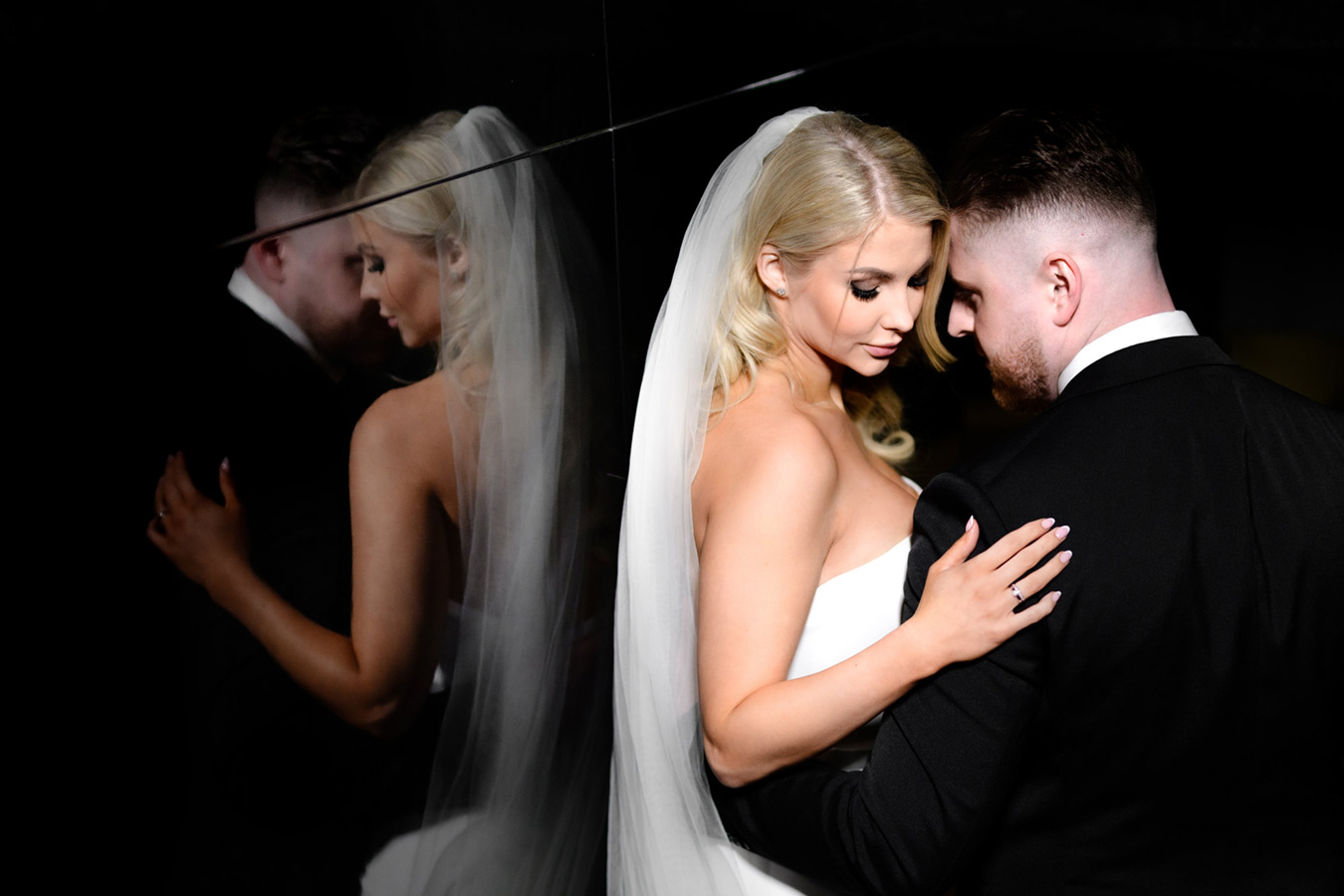 Moderní svatební portrét novomanželů s odrazem v zrcadle v interiéru restaurace Pavillon v Brně