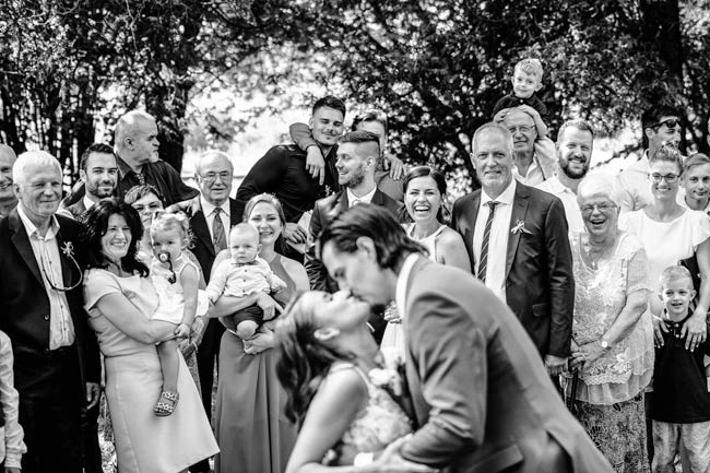 smějící se skupina svatebčanů při svatbě ve mlýně vodníka slámy
