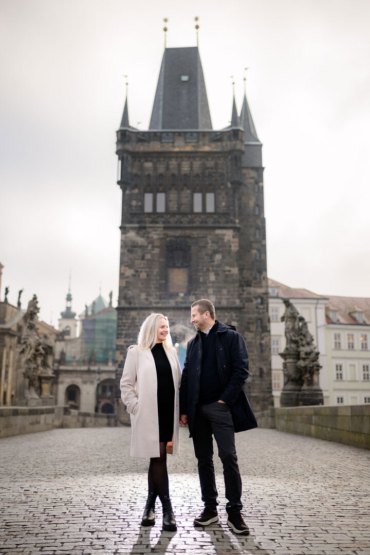 Winter prewedding photoshoot on the Charles bridge in Prague