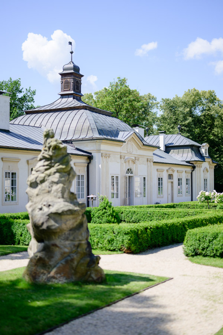 Velkolepý exteriér Bon Repos, luxusního svatebního místa v Česku, s upravenými zahradami a klasickou architekturou.