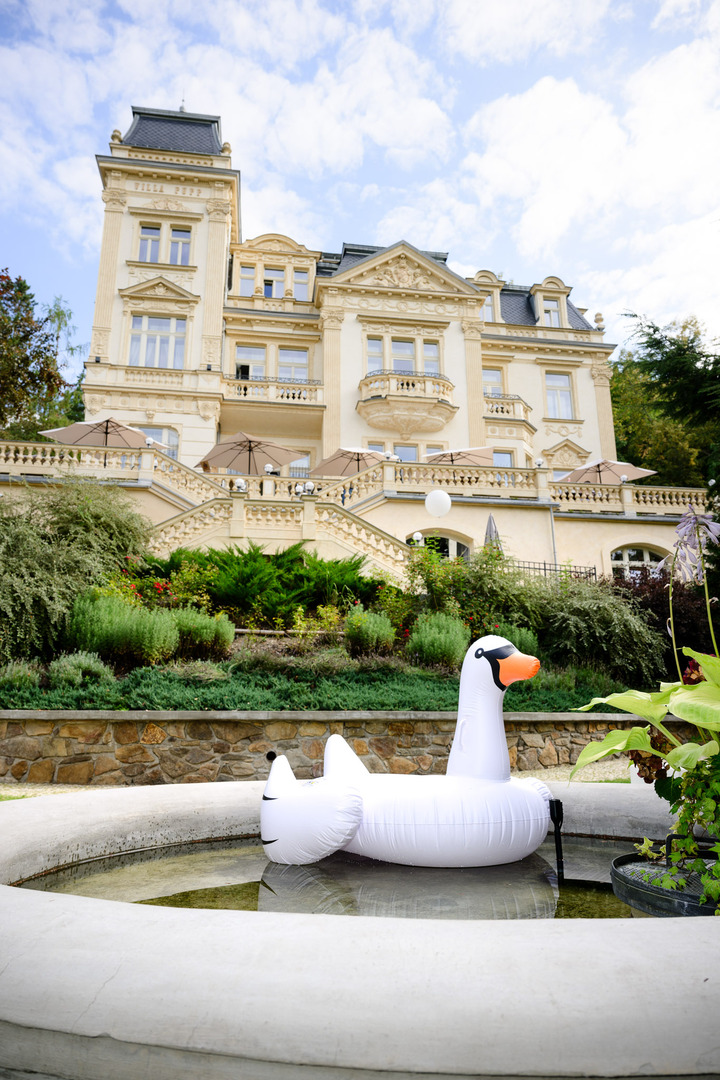 The wedding venue Villa Julius & Emma P. in Karlovy Vary with an inflatable swan in the foreground.
