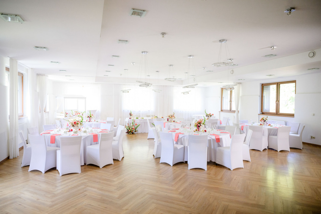 Prepared reception hall at Hotel & Garden U Holubů in white and pink tones, softness reflected in every detail.
