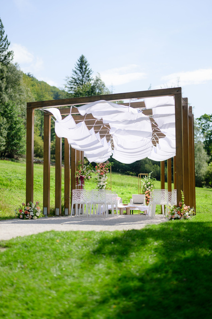 Prepared wedding ceremony space at Hotel & Garden U Holubů.
