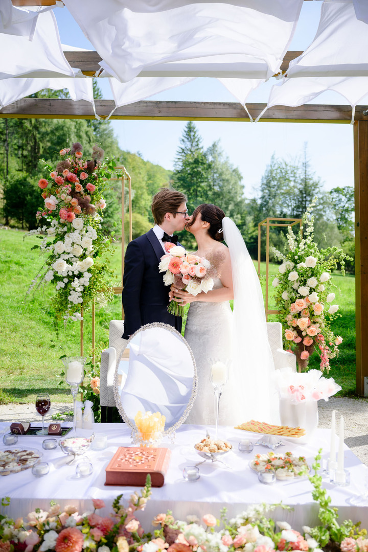 The first kiss as newlyweds, photographed by wedding photographer Jindřich Nejedlý.
