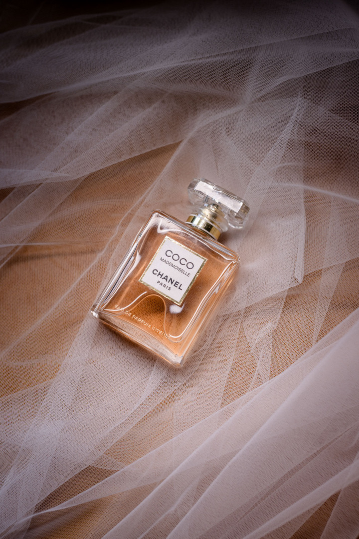 Coco Chanel perfume surrounded by a delicate veil, one of the key details of the wedding day.
