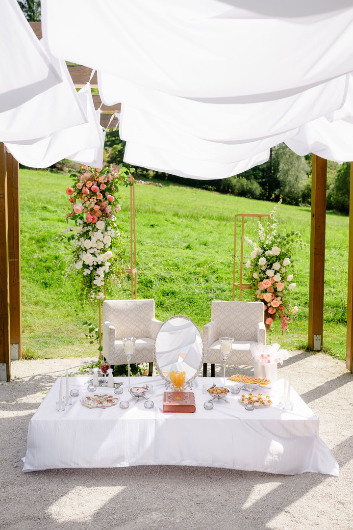 Sofreh Aghd ceremony table with traditional elements of a Persian wedding, sweets, honey and a mirror, photographed by Jindřich Nejedlý.
