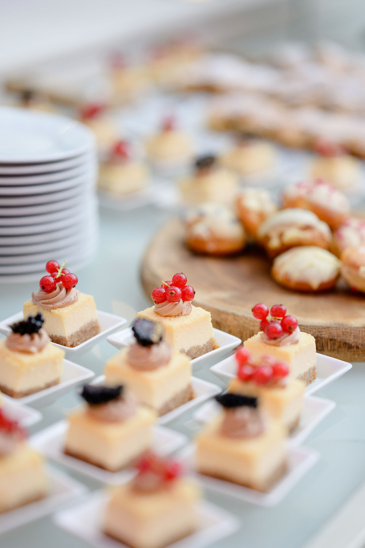 Krásné svatební dezerty naaranžované na stole při recepci.