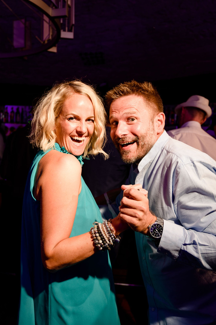 Šťastný pár pozuje společně na svatbě v hotelu Augustine a užívá si slavnostní atmosféru.