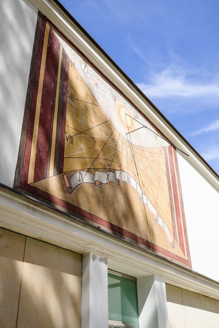 Sluneční hodiny v zahradách hotelu Augustine v Praze.