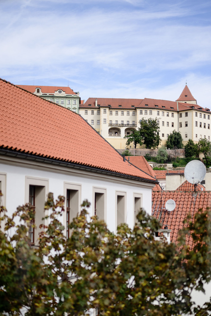 Výhled na Pražský hrad z hotelu Augustine.