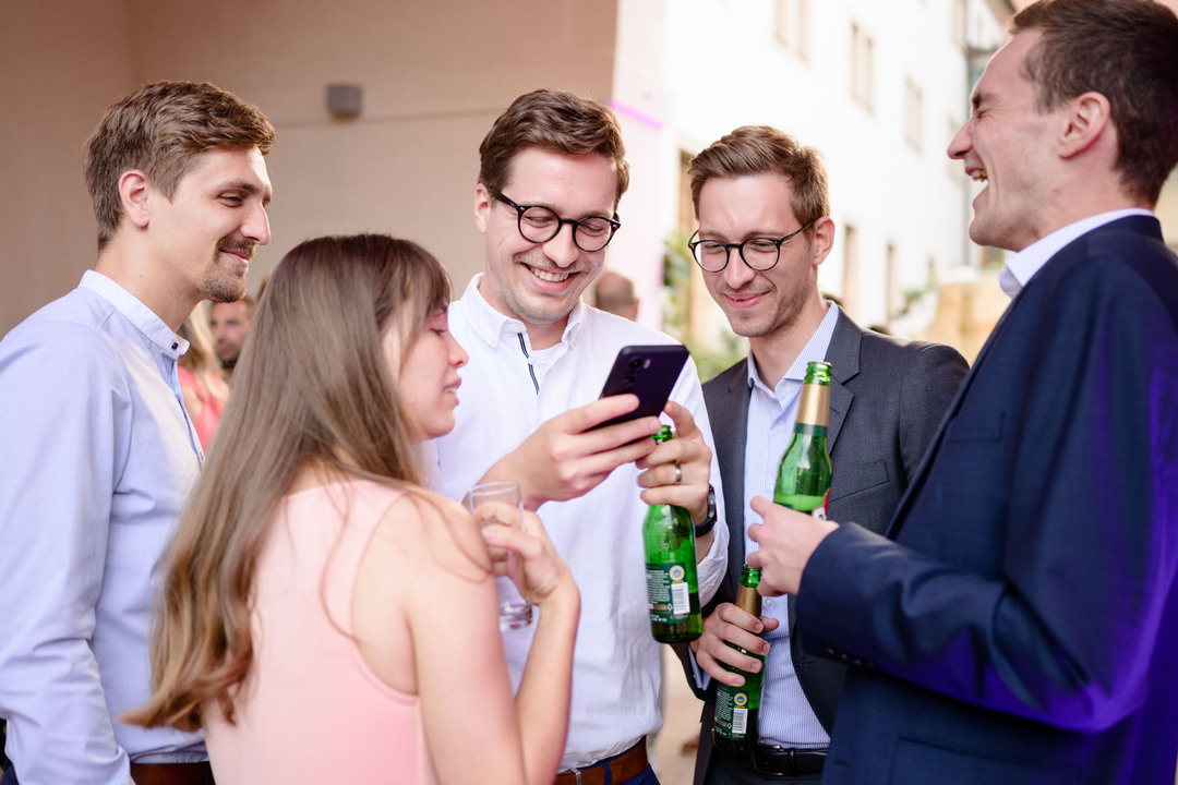 Pohodová atmosféra odpolední recepce, hosté si povídají a baví se.