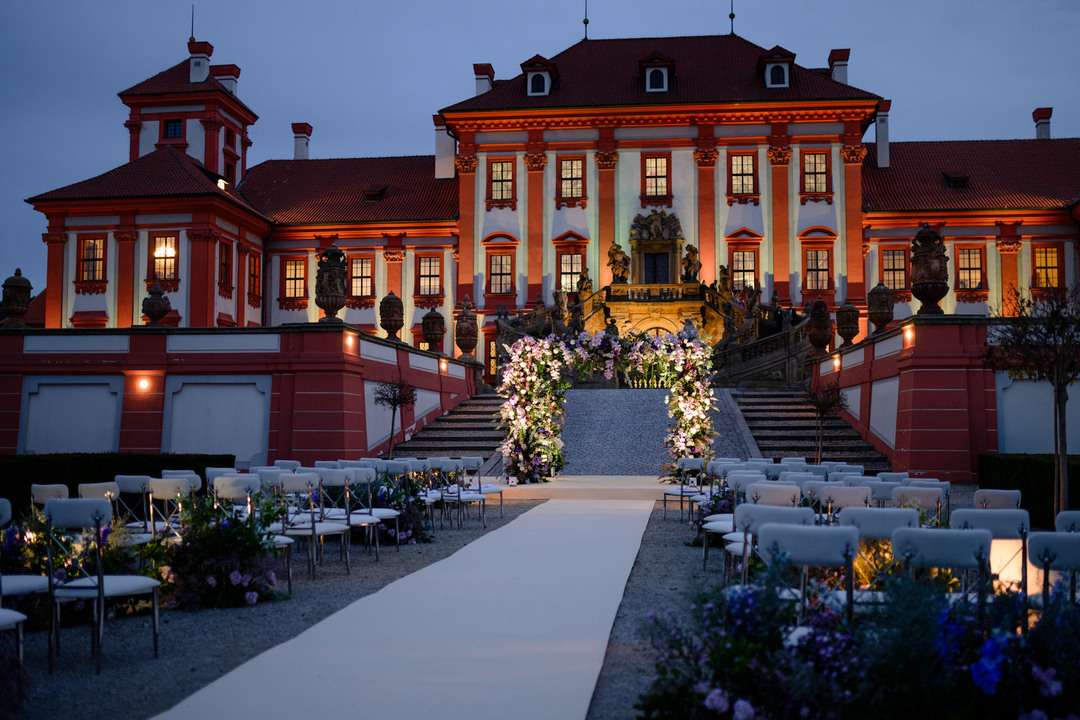 evening wedding ceremony at chateau Troja in rague