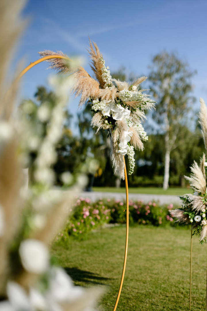 Close-up of the floral decoration on the wedding altar.