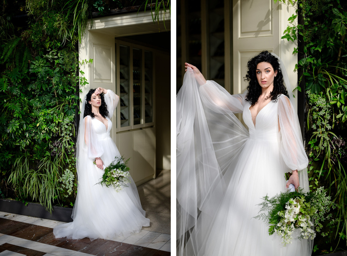 {Nevěsta v bílých svatebních šatech s kyticí pózuje ve Villa Richter v Praze.}