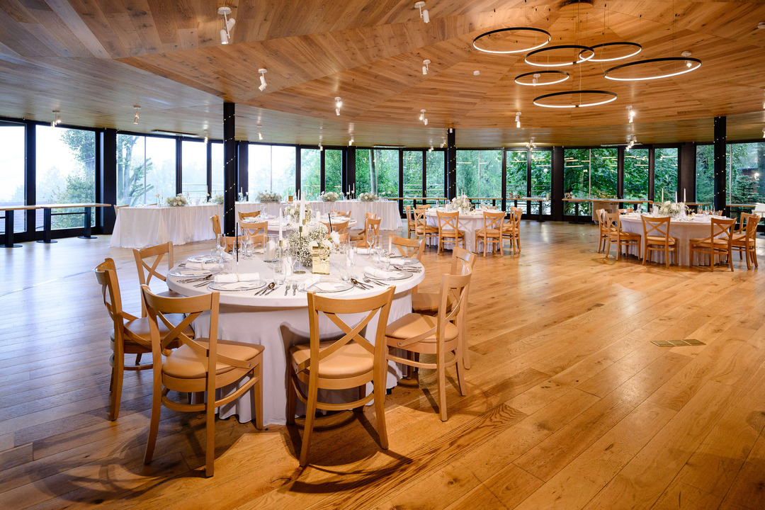 Wedding décor at Villa Cattaleya – arranged tables with white roses and white candles.

