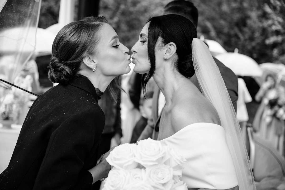 A friend kisses the bride during the congratulations.
